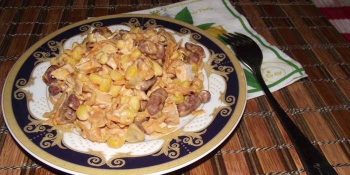 Димљена пилећа салата са кукурузом и пасуљом