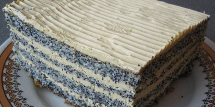 Mohnkuchen mit Sauerrahmbutter
