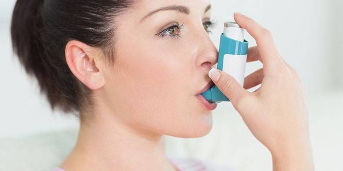 Mädchen mit einem Inhalator im Mund