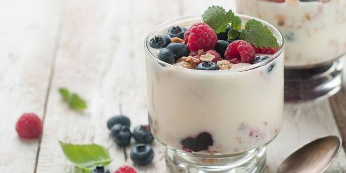 Dessert caillé avec des baies dans un verre