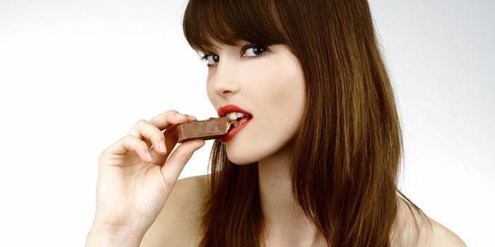 Ragazza che mangia un bar