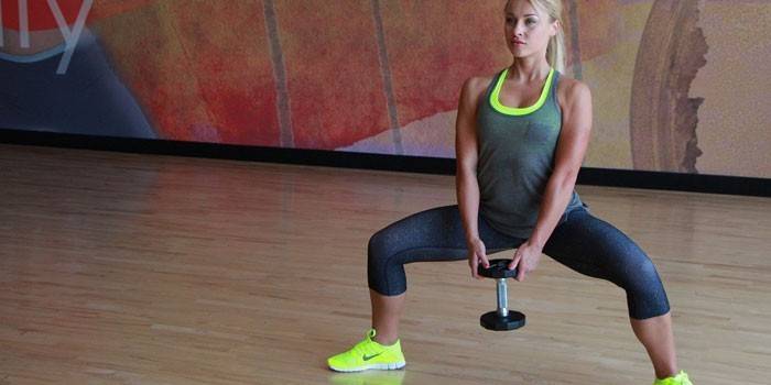 Kız bacakları arasında dumbbell ile sumo ağız kavgası yapıyor