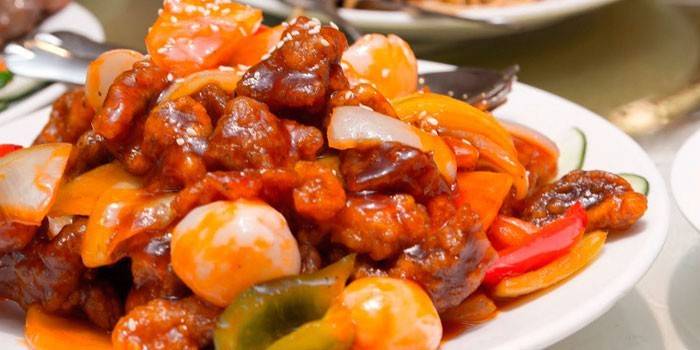 Morceaux de porc cuits au four avec légumes