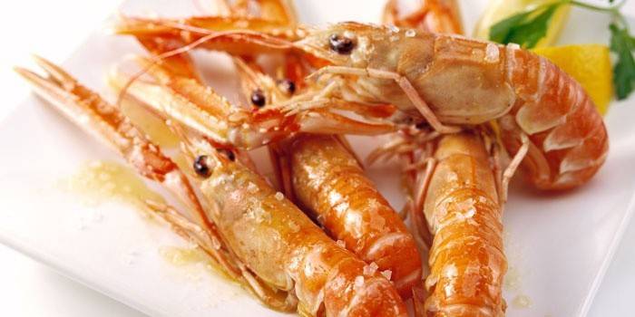 Camarones hervidos en un plato