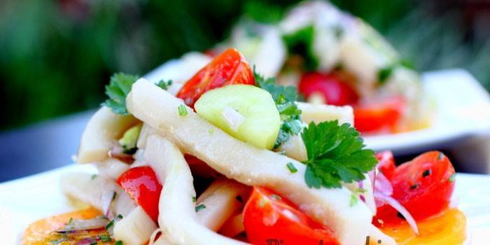 Insalata con verdure e anelli di calamari
