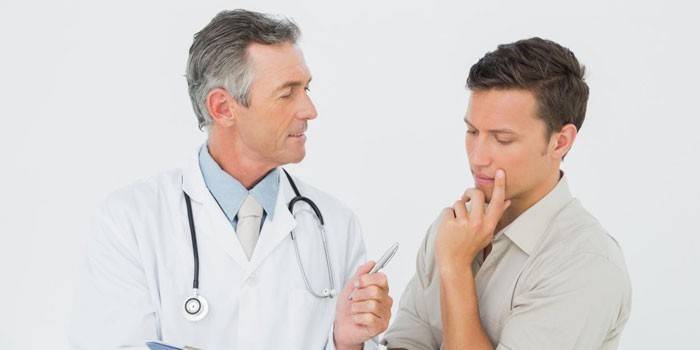 El doctor aconseja a un chico