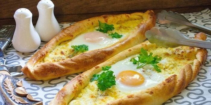 Khachapuri ant stalo