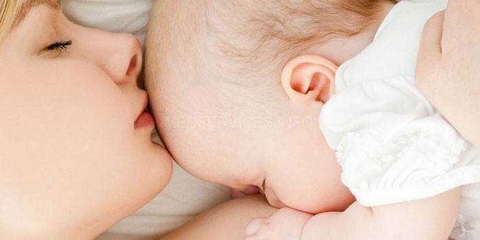 Maman et bébé dorment