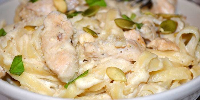Pâtes à la viande de poulet à la sauce au fromage