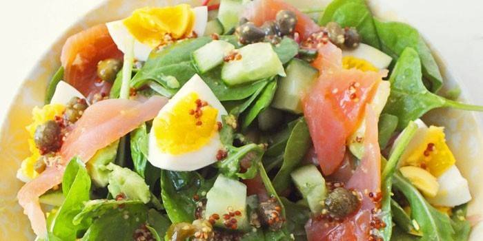 Lachssalat mit Kapern und Avocado