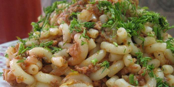 Chifres cozidos com carne picada