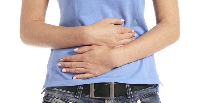Mädchen hält ihre Hände auf dem Bauch