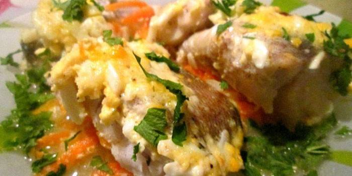 Polonês assado peixe com cenoura