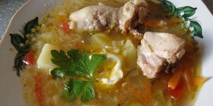 Rassolnik กับไก่และข้าว