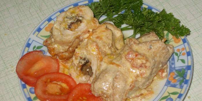 Rolos de frango assados ​​em molho de natas