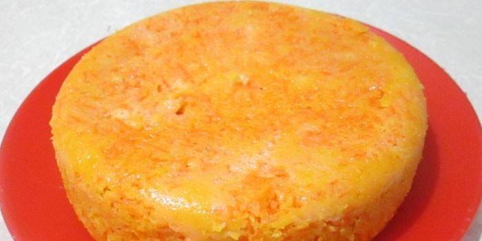 Casseruola con carote di pasta con l'aggiunta di semola