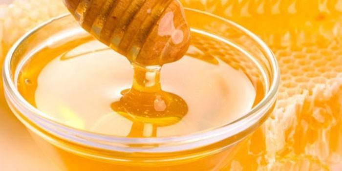 Medus stikliniame dubenyje ir korys