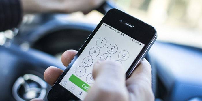 Smartfon w rękach kierowcy