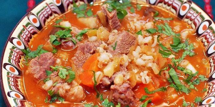 Variação da sopa de kharcho com cevadinha