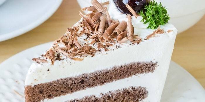 Sahne aus Sauerrahm und Puderzucker