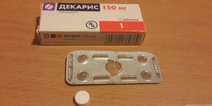 Decaris-tabletit pakkauksessa