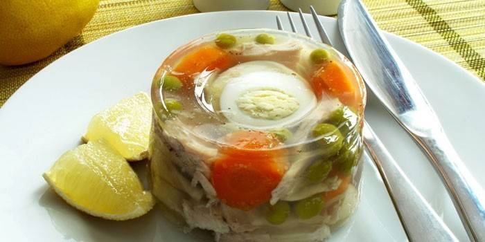 דג ג'לי עם ירקות וביצה מבושלת