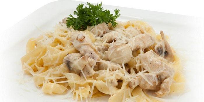 Tagliatelles au poulet et sauce au fromage à la crème
