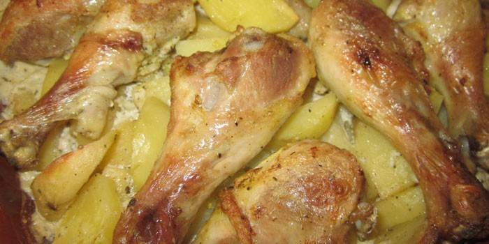 Bagt kyllingestamme med kartofler