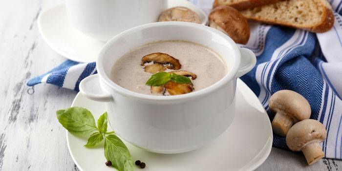 Cremesuppe in einem Teller