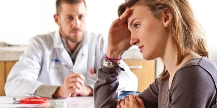Ragazza all'appuntamento del dottore