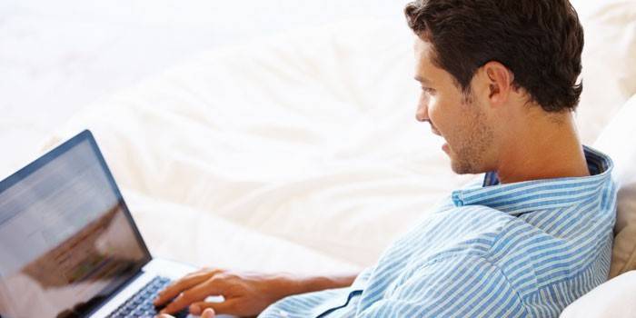 Uomo con laptop