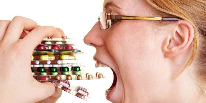 Mujer con paquetes de pastillas