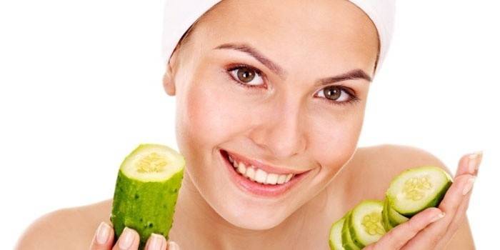 Chica con un pepino