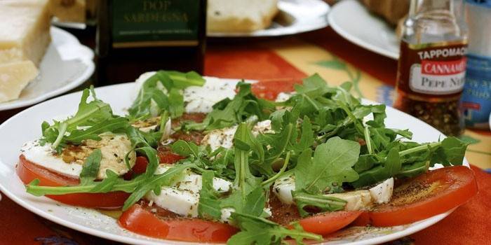 สลัด Caprese กับ arugula สด