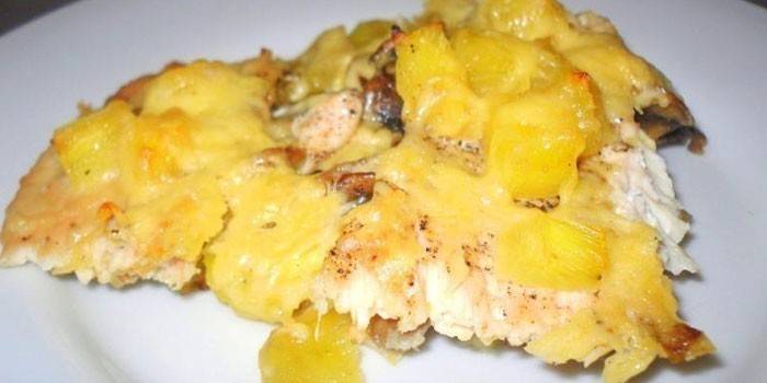 Patates, ananas ve peynirli tavuk parçası
