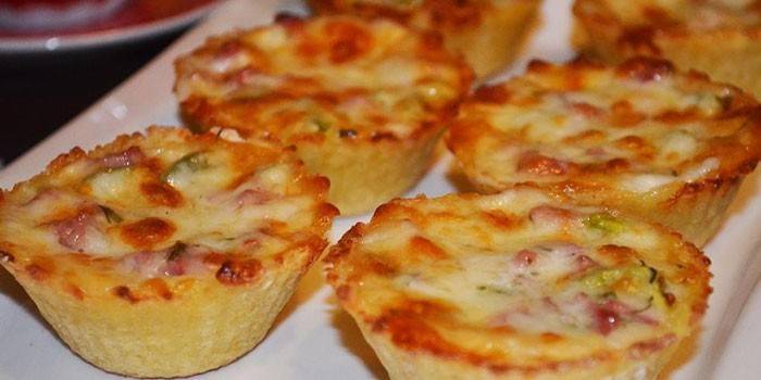 Tartellette con prosciutto cotto sotto formaggio