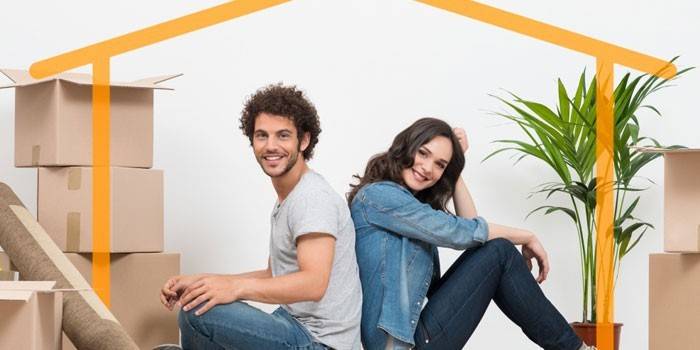 Guy et fille tenant des boîtes vides