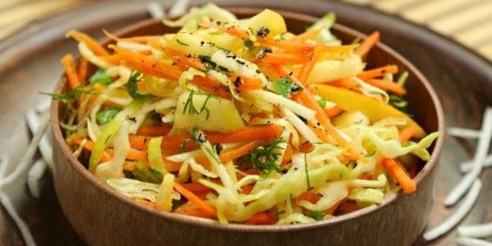 Salad táo, cà rốt và củ cải