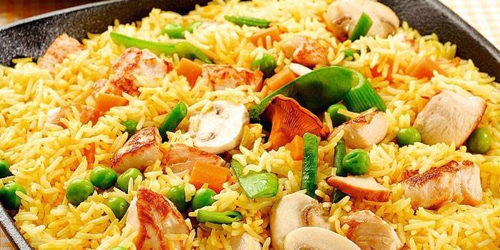 Pilaf com frango, legumes e cogumelos