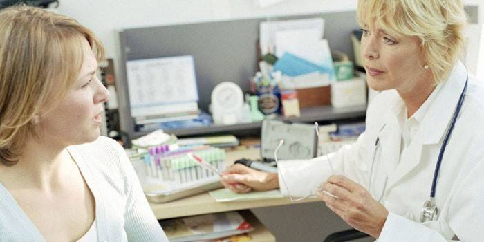 Mulher na consulta do médico