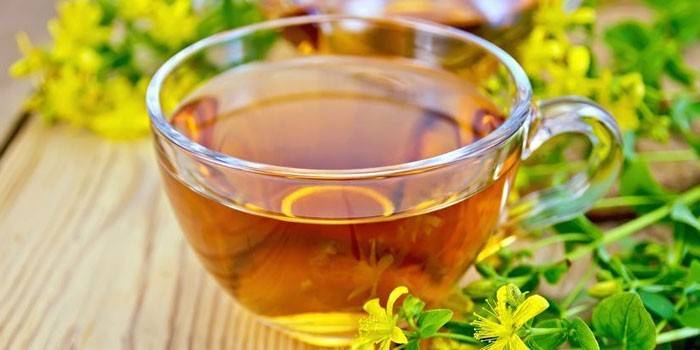 Hypericum bouillon i en kop
