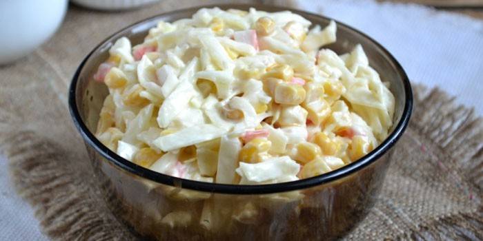 Insalata di cavolo con polpa di granchio