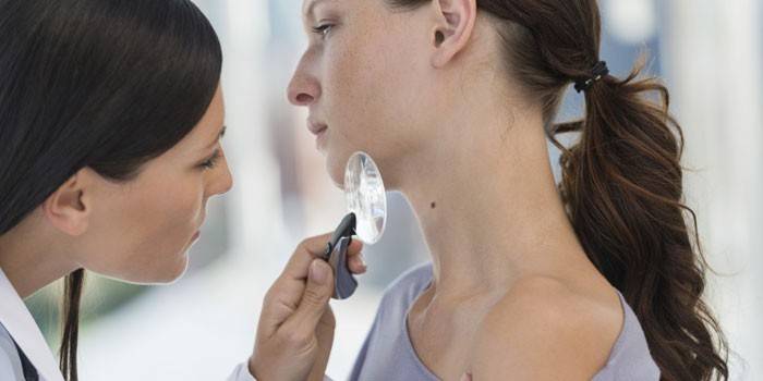 Dermatologs pārbauda meitenes ādu