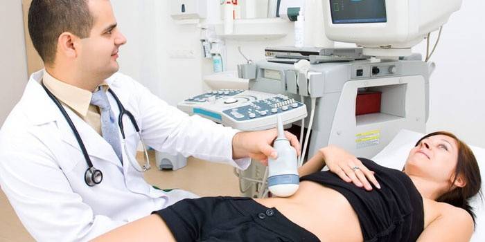 Ο γιατρός εκτελεί υπερηχογράφημα των κοιλιακών οργάνων του ασθενούς