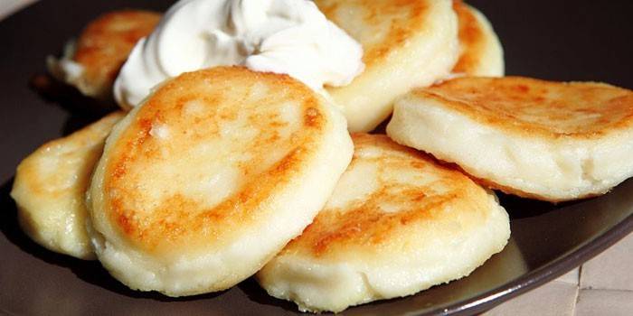 Ostekager med creme fraiche på en tallerken