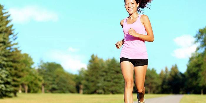 Niña corre en el parque