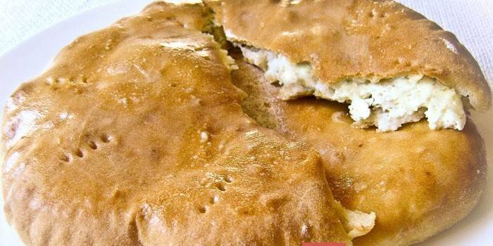 Khachapuri relleno de requesón y queso
