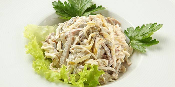 Gekochter Zungensalat mit Essiggurken