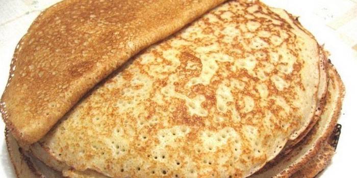Roulettepfannkuchen mit Löchern