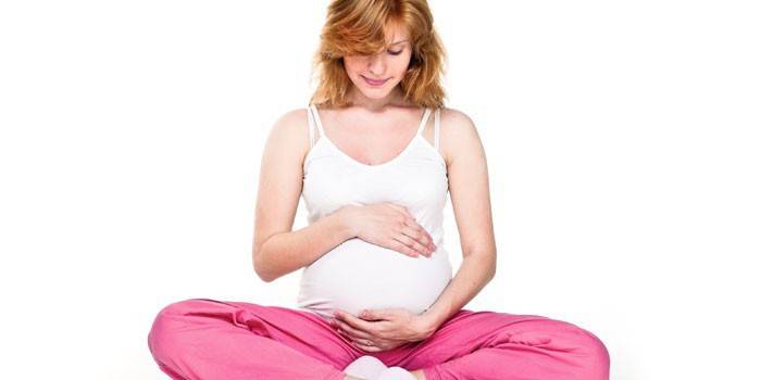 Fille enceinte en position du lotus
